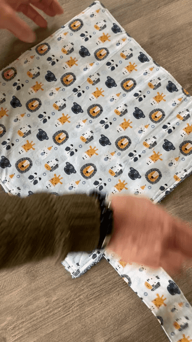 Serviette enfant avec rond intégré (modèle 10 à 18)